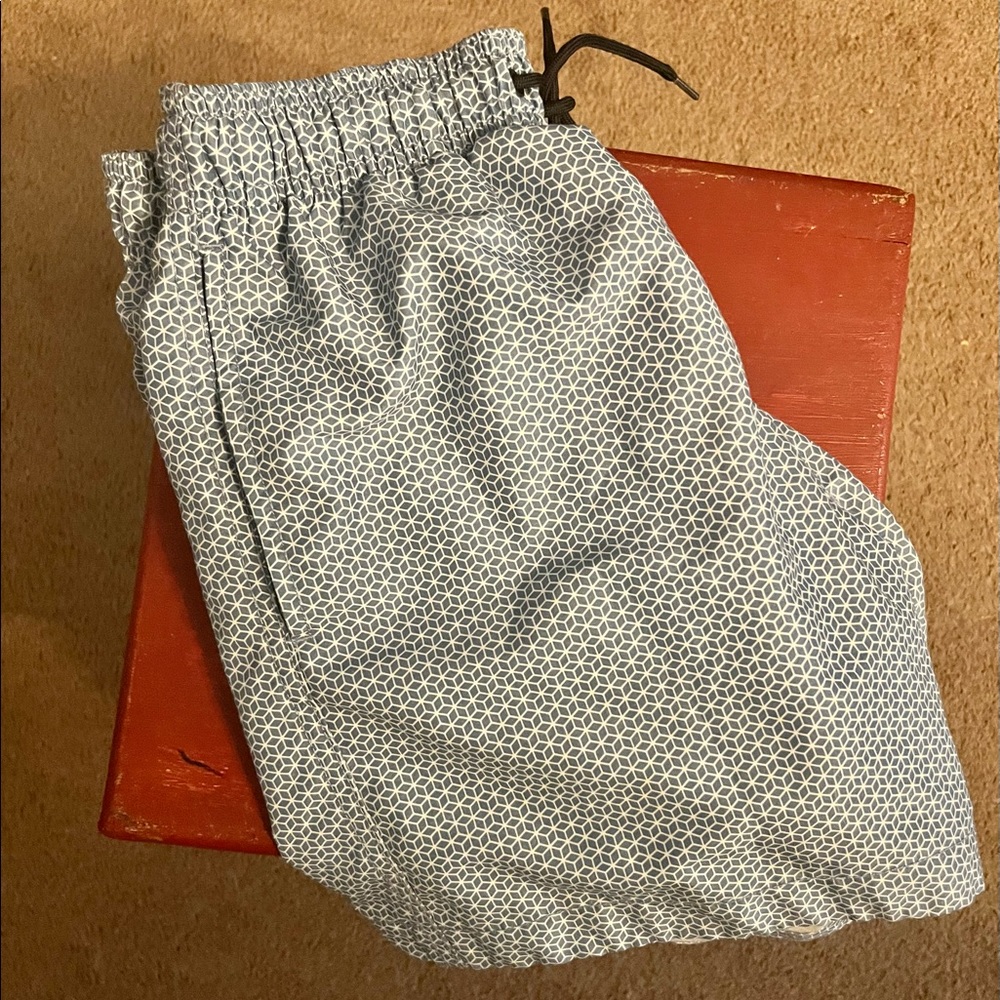 Men’s blue & white geometric, 5” lined H&M swim shorts, size xs